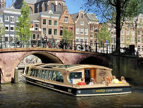 Elektrisches Grachtenboot mit Glasdach auf der Prinsengracht in Amsterdam