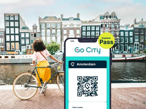 Amsterdam Explorer Pass auf einem Smartphone mit Grachtenblick
