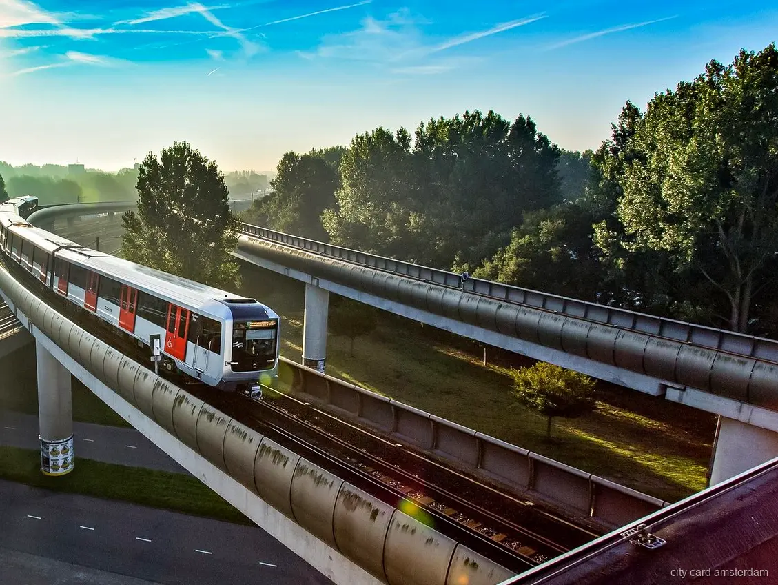 Train regional couvert par l'Amsterdam Region Ticket traversant des champs de tulipes