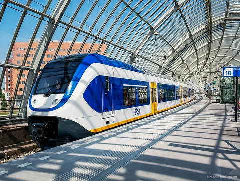 Amsterdam Travel Ticket an den Zugtoren des Flughafens Schiphol im Einsatz