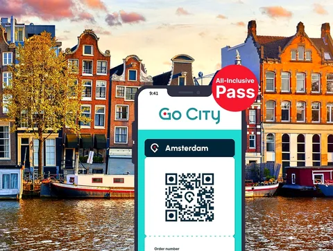 Go City Amsterdam All Inclusive Pass mit Rijksmuseum im Hintergrund