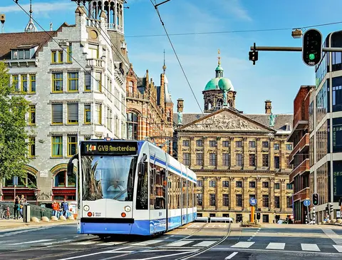 GVB Straßenbahn im Zentrum Amsterdams, abgedeckt vom Nahverkehrsticket