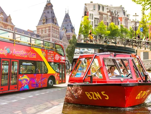 Hop-on-Hop-off Bus Amsterdam an einer Haltestelle direkt an der Gracht
