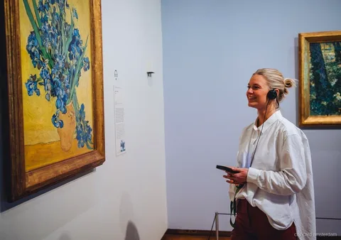 Visiteurs regardant des tableaux de Van Gogh avec billets a entree horodatee